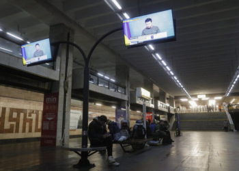 Ουκρανοί βρίσκουν καταφύγιο στο μετρό, ενώ στην τηλεόραση μεταδίδεται η ομιλίας του προέδρου  της χώρας (φωτ.: EPA/ Sergey Dolzhenko)