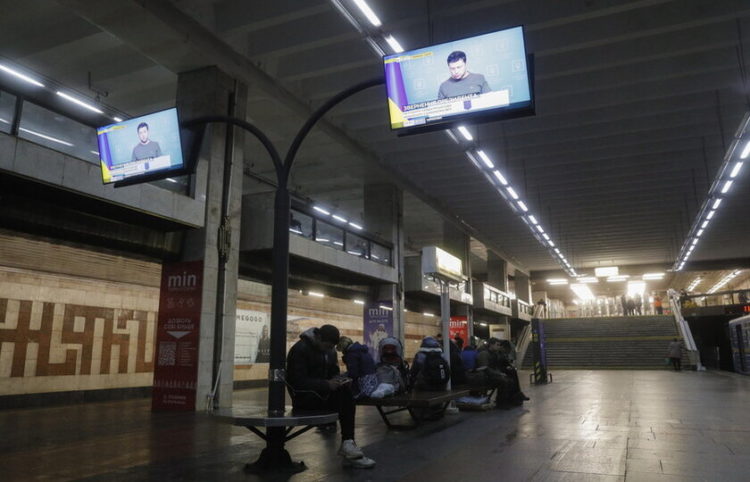 Ουκρανοί βρίσκουν καταφύγιο στο μετρό, ενώ στην τηλεόραση μεταδίδεται η ομιλίας του προέδρου  της χώρας (φωτ.: EPA/ Sergey Dolzhenko)