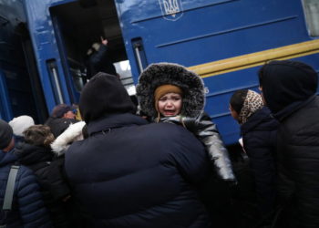 Πρόσφυγες φεύγουν από την Ουκρανία (φωτ.: EPA/ George Vitsaras)