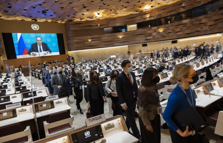 Διπλωμάτες αποχωρούν κατά την ομιλία Λαβρόφ στον ΟΗΕ (φωτ.: EPA/ Salvatore Di Nofl/ Pool)