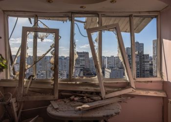 Σπασμένα παράθυρα και έπιπλα σε κατεστραμμένο διαμέρισμα, στο Κίεβο (φωτ.: EPA/ROMAN PILIPEY)