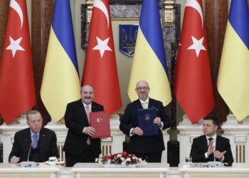 Ο Ουκρανός πρόεδρος Βολοντίμιρ Ζελένσκι και ο Τούρκος ομόλογος του Ρετζέπ Ταγίπ Ερντογάν στο παλάτι Μαρίνσκι, στο Κίεβο (φωτ.: EPA/SERGEY DOLZHENKO)