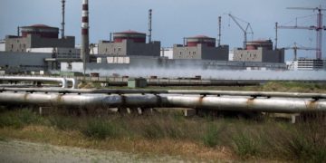 Γενική άποψη του εργοστασίου παραγωγής πυρηνικής ενέργειας στη Ζαπορίζια της Ουκρανίας (φωτ.: EPA/SERGEI SUPINSKY)