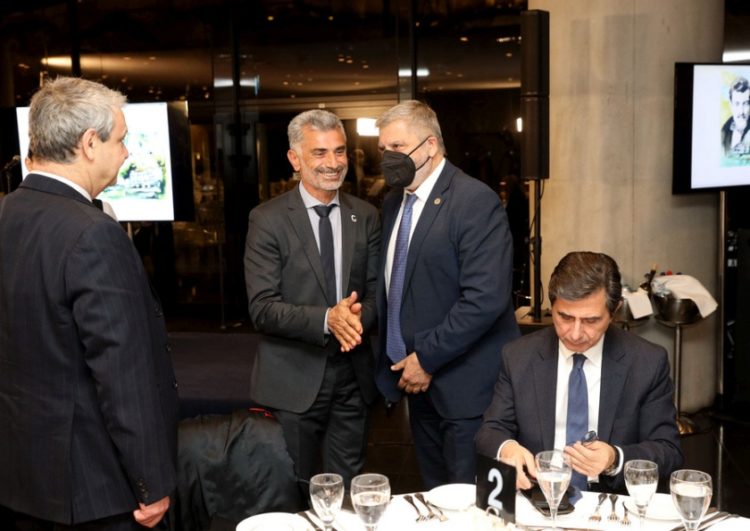 Ο περιφερειάρχης Αττικής Γιώργος Πατούλης με τον πρόεδρο της ΠΟΕ Γιώργο Βαρυθυμιάδη, στην τιμητική εκδήλωση που διοργάνωσε η Ειδική Μόνιμη Επιτροπή Ελληνισμού της Διασποράς της Βουλής των Ελλήνων και η Πανελλήνια Ομοσπονδία Ενώσεων Συντακτών, με την ευκαιρία της ανακήρυξης της 21ης Σεπτεμβρίου ως ημέρας μνήμης αφιερωμένης στον Πόντιο μάρτυρα εκδότη και δημοσιογράφο Νίκο Καπετανίδη, στο Μουσείο της Ακρόπολης (φωτ.: ΑΠΕ- ΜΠΕ/ ΠΕΡΙΦΕΡΕΙΑ ΑΤΤΙΚΗΣ /STR)