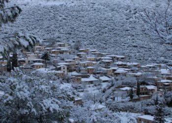 Χιονισμένο το χωριό Καρυά στο Αρτεμίσιο όρος, στην ορεινή Αργολίδα (φωτ.: ΑΠΕ-ΜΠΕ/Ευάγγελος Μπουγιώτης)