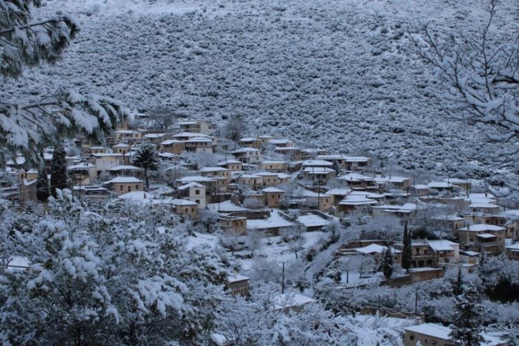 Χιονισμένο το χωριό Καρυά στο Αρτεμίσιο όρος, στην ορεινή Αργολίδα (φωτ.: ΑΠΕ-ΜΠΕ/Ευάγγελος Μπουγιώτης)