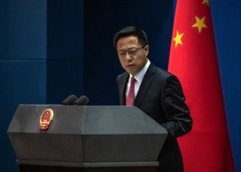 Ο εκπρόσωπος του κινεζικού υπουργείου Εξωτερικών Ζάο Λιζιάν φωτ.: EPA / Roman Pilipey)
