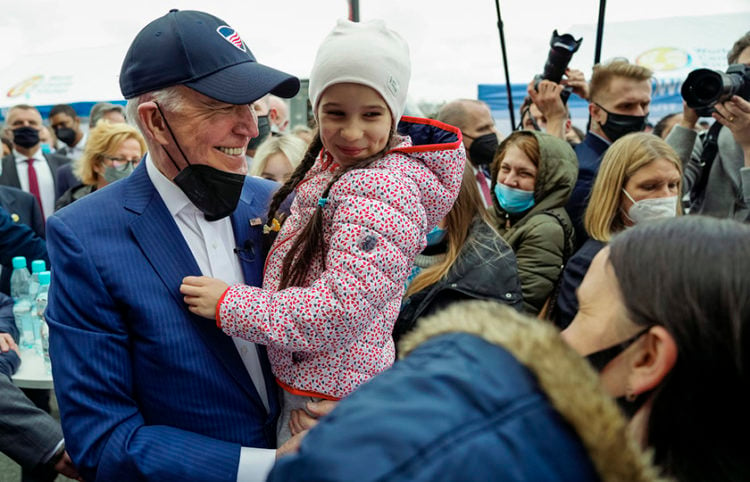 Ο Τζο Μπάιντεν κρατάει αγκαλιά παιδί οικογένειας από την Ουκρανία (φωτ.: Twitter / President Biden)
