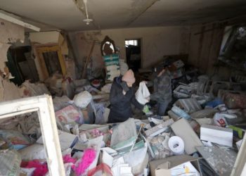 Το εσωτερικό ενός κατεστραμμένου σπιτιού στο Κίεβο. (φωτ.: EPA/Atef Safadi)