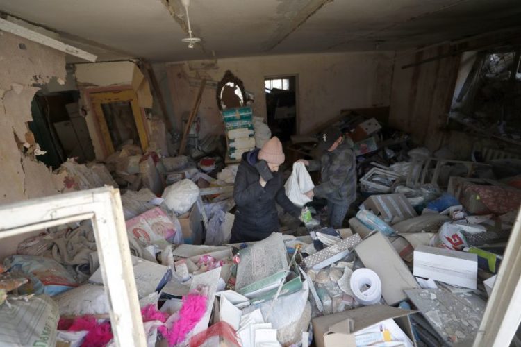 Το εσωτερικό ενός κατεστραμμένου σπιτιού στο Κίεβο. (φωτ.: EPA/Atef Safadi)