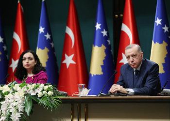 Ο Ρετζέπ Ταγίπ Ερντογάν με την πρόεδρο του Κοσόβου Βιόσα Οσμάνι (φωτ.: Γραφείο Τύπου Προεδρίας της Τουρκίας)