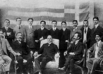 Σμύρνη, 1910. Απόφοιτοι της Ευαγγελικής Σχολής με τους καθηγητές τους και τον γυμνασιάρχη Γεώργιο Σωτηρίου (φωτ.: Αρχείο Ένωσης Σμυρναίων)