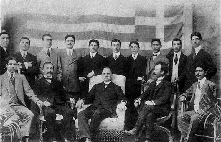 Σμύρνη, 1910. Απόφοιτοι της Ευαγγελικής Σχολής με τους καθηγητές τους και τον γυμνασιάρχη Γεώργιο Σωτηρίου (φωτ.: Αρχείο Ένωσης Σμυρναίων)
