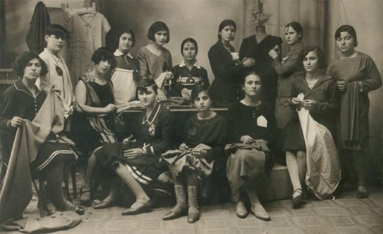 Νεαρές κοπέλες με τα εργόχειρα στα χέρια. Τη φωτογραφία παραχώρησε για τις ανάγκες του άρθρου, η Μαγδαληνή Παπαδοπούλου στη μνήμη της γιαγιάς της Μαγδαληνής Χατζηβαλάση, το γένος Μαγδαληνού