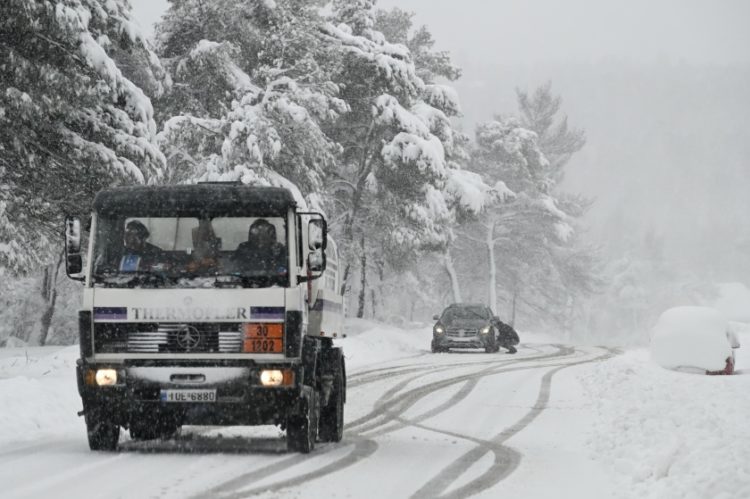 Πυκνή χιονόπτωση στις Αφίδνες Αττικής (φωτ.: Μιχάλης Καραγιάννης/EUROKINISSI)