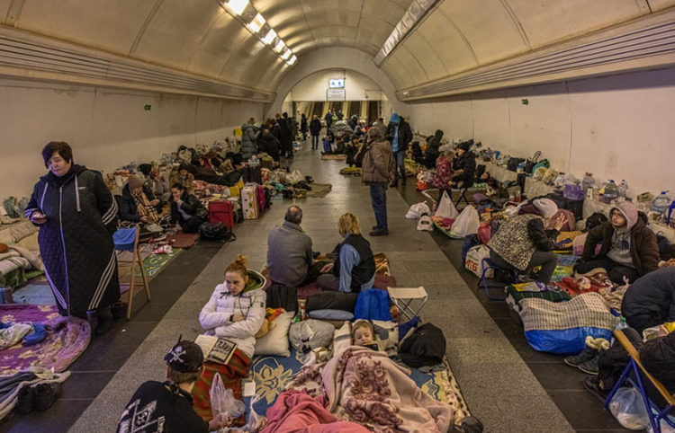 Κάτοικοι του Κιέβου στο μετρό που λειτουργεί και ως καταφύγιο (φωτ. αρχείου: EPA / Roman Pilipey)