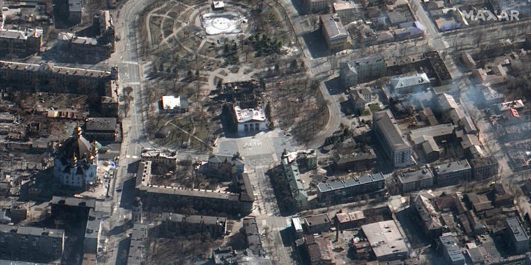 Δορυφορική φωτογραφία στην οποία διακρίνεται το κατεστραμμένο θέατρο της Μαριούπολης (φωτ.: Maxar Technologies)