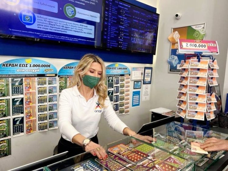 Η Μαρία Ρουσσόπουλου, υπάλληλος στο τυχερό κατάστημα ΟΠΑΠ στην Πάτρα
