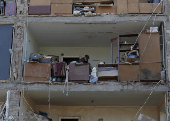 Άνδρας μαζεύει πράγματα από το διαμέρισμά του στο Κίεβο που χτυπήθηκε από ρωσικό πύραυλο (φωτ.: EPA / Atef Safadi)