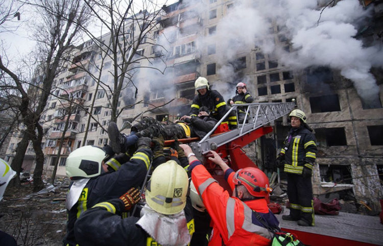 Ουκρανοί πυροσβέστες απεγκλωβίζουν ενοίκους της πολυκατοικίας που χτυπήθηκε στα προάστια του Κιέβου (φωτ.: Twitter / BPTNews)