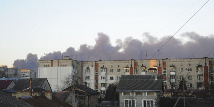 Καπνοί πάνω από σπίτια στην πόλη Λβιβ, στη δυτική Ουκρανία (φωτ.: EPA/STR)