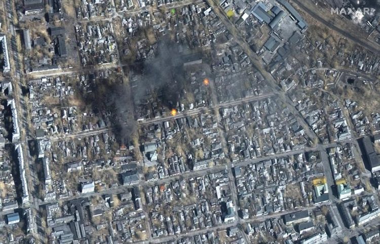 Δορυφορική εικόνα δείχνει εκρήξεις στην ανατολική Μαριούπολη, στις 14 Μαρτίου (φωτ.: Maxar Technologies)