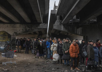 Κάτοικοι της πόλης Ιρπίν, που βρίσκεται στην περιφέρεια του Κιέβου, στην πρώτη γραμμή των μαχών, περιμένουν κάτω από κατεστραμμένη γέφυρα μέχρι να υπάρξει ασφαλής δίοδος (φωτ.: EPA / Roman Pilipey)