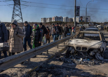 Κάτοικοι εγκαταλείπουν την πόλη Ίρπιν, στα προάστια του Κιέβου (φωτ.: EPA / Roman Pilipey)