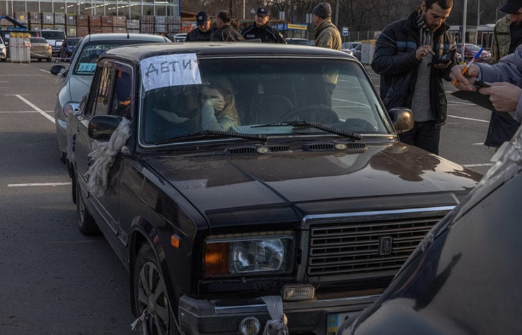 «Παιδιά» γράφει η πινακίδα στο αυτοκίνητο. Οι επιβάτες του έφτασαν στη Ζαπορίζια από τη Μαριούπολη (φωτ.: EPA / Roman Pilipey)