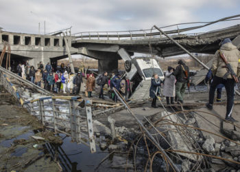 Eπιχείρηση απομάκρυνσης αμάχων από την πόλη Ιρπίν, στην περιοχή του Κιέβου (φωτ.: EPA / Mikhail Palinchak)