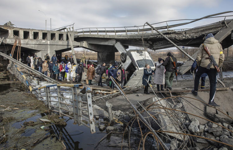 Eπιχείρηση απομάκρυνσης αμάχων από την πόλη Ιρπίν, στην περιοχή του Κιέβου (φωτ.: EPA / Mikhail Palinchak)