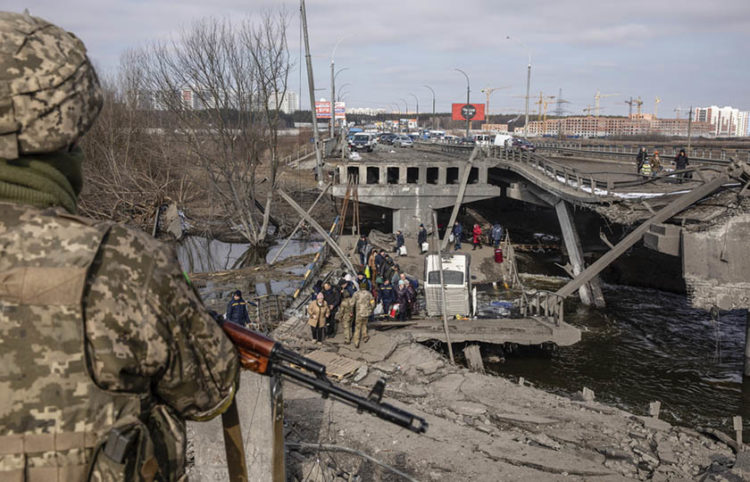 Ουκρανός στρατιώτης παρακολουθεί την επιχείρηση απομάκρυνσης αμάχων από την πόλη Ιρπίν, στην περιοχή του Κιέβου (φωτ.: EPA / Mikhail Palinchak)