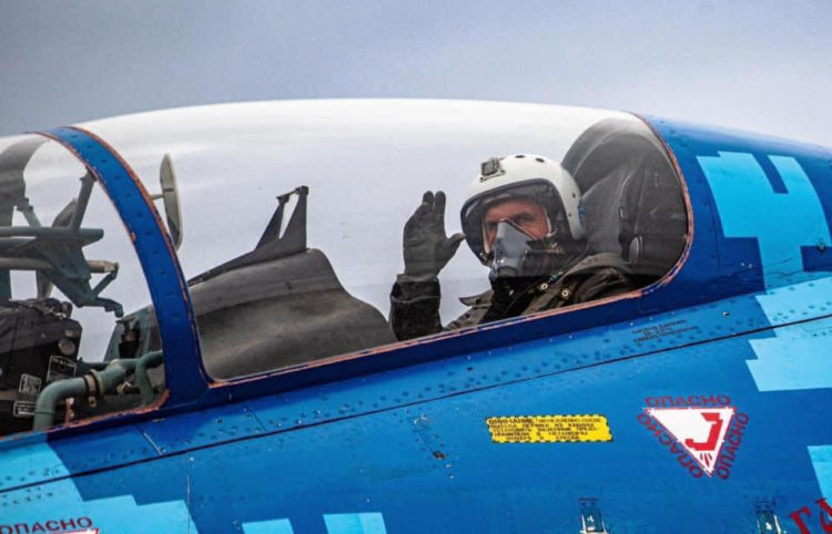 O απόστρατος σμήναρχος Ολεξάντρ Οξανσένκο σε ένα Su-27 (φωτ.: Twitter / AlexKhrebet)