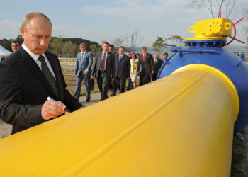 Ο Βλαντίμιρ Πούτιν βάζει την υπογραφή του κατά την τελετή εγκαινίων αγωγού φυσικού αερίου στο Βλαντιβοστόκ, το 2011 (φωτ.: RIA Novosti / Alexey Druzhinyn)