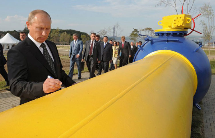 Ο Βλαντίμιρ Πούτιν βάζει την υπογραφή του κατά την τελετή εγκαινίων αγωγού φυσικού αερίου στο Βλαντιβοστόκ, το 2011 (φωτ.: RIA Novosti / Alexey Druzhinyn)