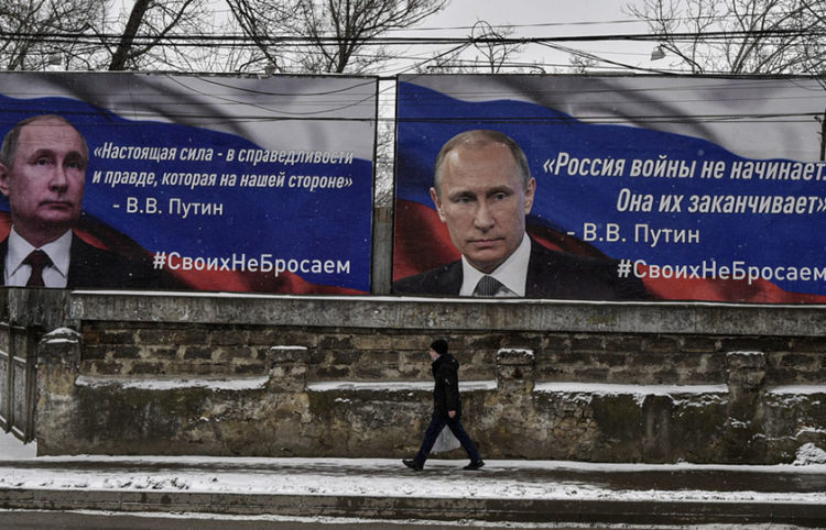 Γιγαντοαφίσες στη Συμφερόπολη, στην Κριμαία. «Η πραγματική δύναμη είναι στη δικαιοσύνη και η αλήθεια είναι στην πλευρά μας. Η Ρωσία δεν αρχίζει πολέμους, τους τελειώνει» αναφέρεται δίπλα στη φωτογραφία του Βλαντίμιρ Πούτιν (φωτ.: EPA / STRINGER)