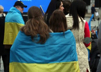 Ουκρανοί με σημαίες είναι συγκεντρωμένοι στην πλατεία Κοτζιά για να παρακολουθήσουν σε γιγαντοοθόνη τον τηλεμαραθώνιο #stopwar, για την υποστήριξη της Ουκρανίας. (φωτ.: ΑΠΕ-ΜΠΕ/Αλέξανδρος Μπελτές)