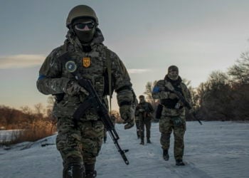 Μέλη της ομάδας άμυνας στο Χάρκιβ (φωτ.: EPA/ Vasiliy Zhlobsky)