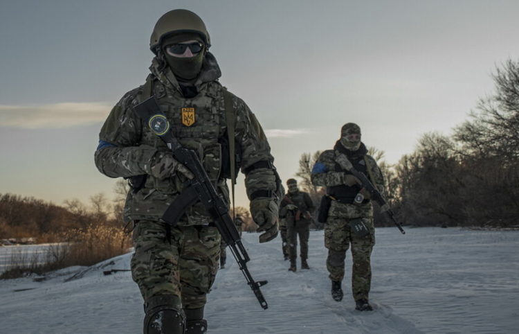 Μέλη της ομάδας άμυνας στο Χάρκιβ (φωτ.: EPA/ Vasiliy Zhlobsky)