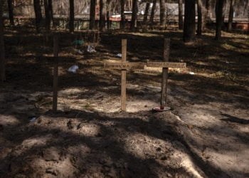 Σταυροί τοποθετημένοι στο σημείο που πέθανε άμαχος (φωτ.: EPA/ Roman Pilipey)