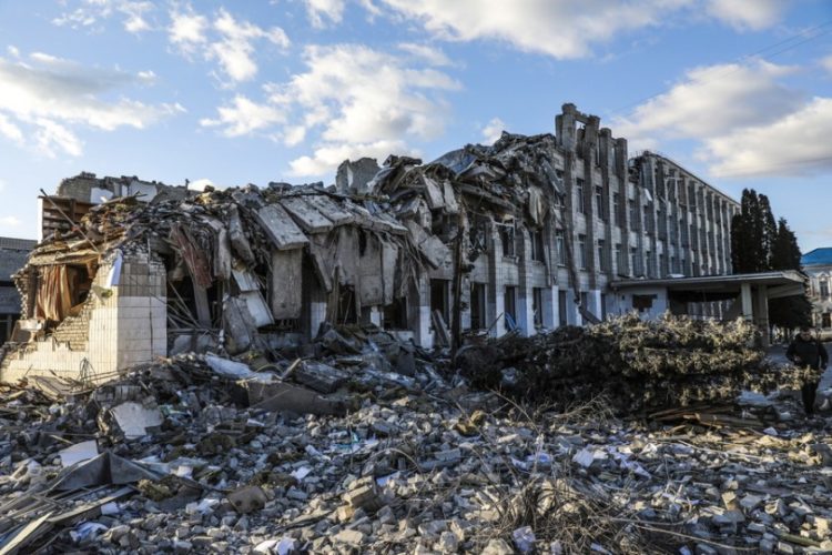 Εικόνα κατεστραμμένου κτηρίου από το Ζιτομίρ στην Ουκρανία (φωτ.: EPA/MIGUEL A. LOPES)