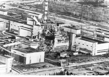 Φωτογραφία τραβηγμένη στις 9 Μαΐου του 1986 δείχνει τον χτυπημένο αντιδραστήρα (Φωτ.: ΑΠΕΜΠΕ)