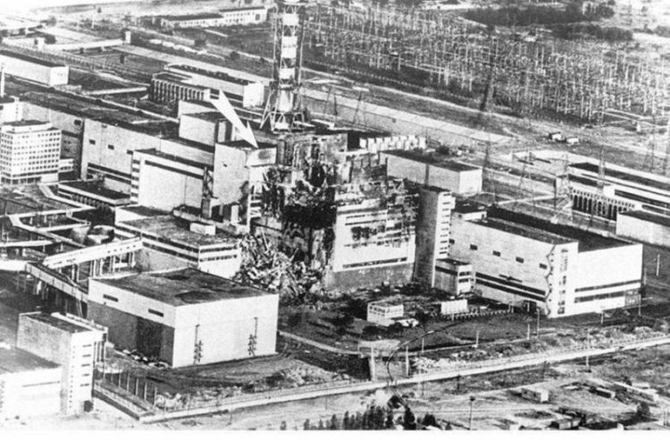Φωτογραφία τραβηγμένη στις 9 Μαΐου του 1986 δείχνει τον χτυπημένο αντιδραστήρα (Φωτ.: ΑΠΕΜΠΕ)