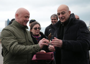 Ο υπουργός Εξωτερικών Νίκος Δένδιας λαμβάνει δώρο κατά τη συνάντησή του με το δήμαρχο της Οδησσού (φωτ.: ΑΠΕ-ΜΠΕ/ Γιώργος Βιτσαράς)