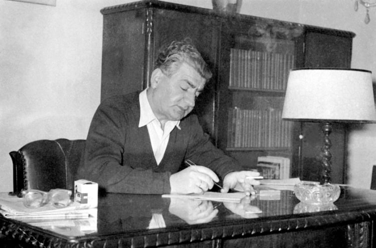 Ο Δημήτρης Ψαθάς στο γραφείο του στο σπίτι γράφοντας τις παιδικές του αναμνήσεις στον Πόντο (φωτ.: Αρχείο Μαρίας Ψαθά-Λένας Νίτσου)