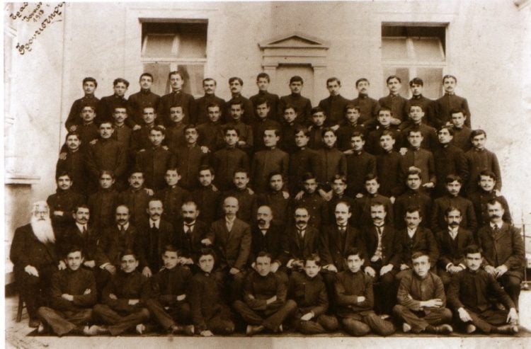 Απόφοιτοι του Φροντιστηρίου της Τραπεζούντας με τους καθηγητές τους (φωτ.: αρχείο καθηγητή Κωνσταντίνου Φωτιάδη)