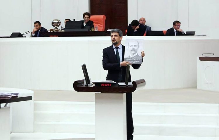 Ο Γκάρο Παϊλάν δείχνει στην Εθνοσυνέλευση τη φωτογραφία ενός Αρμένιου εθνομάρτυρα (φωτ.: en.armradio.am)