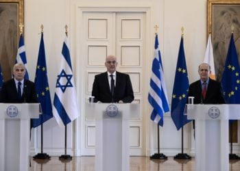 Οι υπουργοί Εξωτερικών Ελλάδας Νίκος Δένδιας, Ισραήλ Γαΐρ Λαπίντ και Κύπρου Ιωάννης Κασουλίδης(φωτ.: Μιχάλης Καραγιάννης/EUROKINISSI)