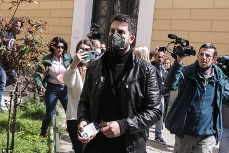 Ο Μάνος Δασκαλάκης βγαίνοντας από την Ευελπίδων δεν μίλησε στους δημοσιογράφους 
(φωτ.: Σωτήρης  Δημητρόπουλος/EUROKINISSI)