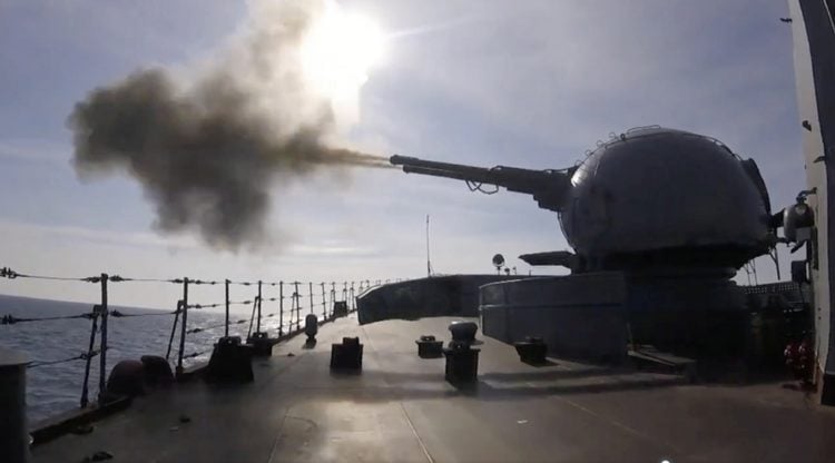 Εικόνα από τη ρωσική ναυαρχίδα «Moskva» στον Εύξεινο Πόντο (φωτ. αρχείου: EPA/RUSSIAN DEFENCE MINISTRY PRESS SERVICE HANDOUT)